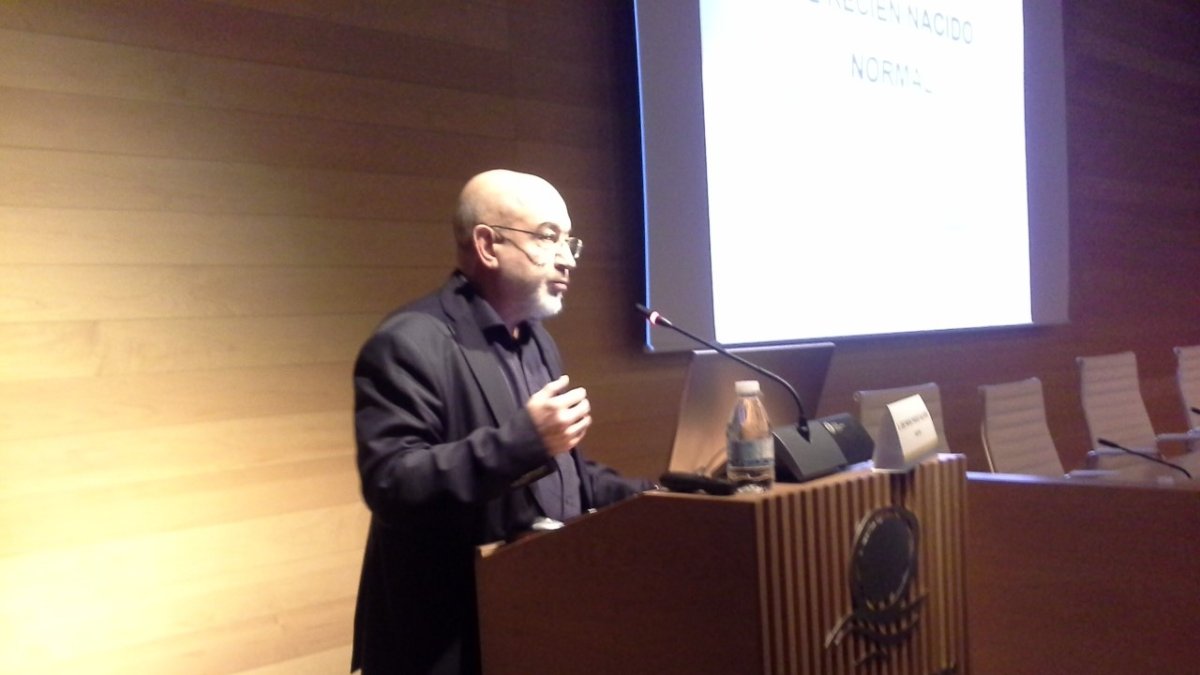 El pediatra José María Paricio en su intervención en las jornadas sobre el apego.