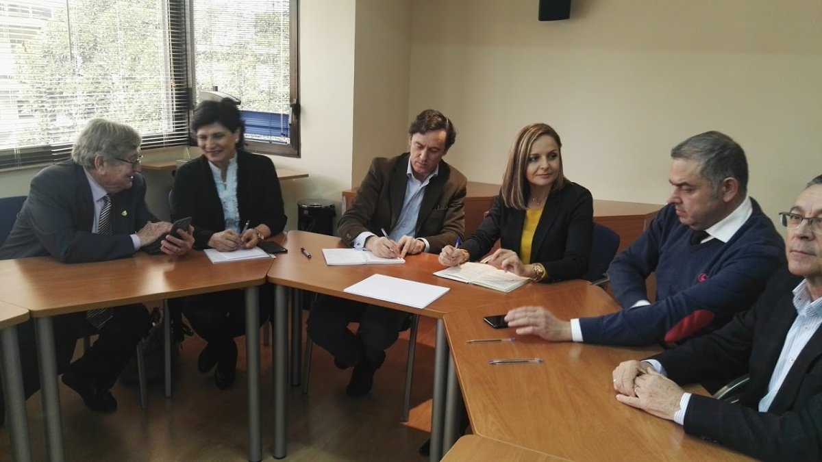 Hernando, en el centro, ayer en una reunión en Almería.