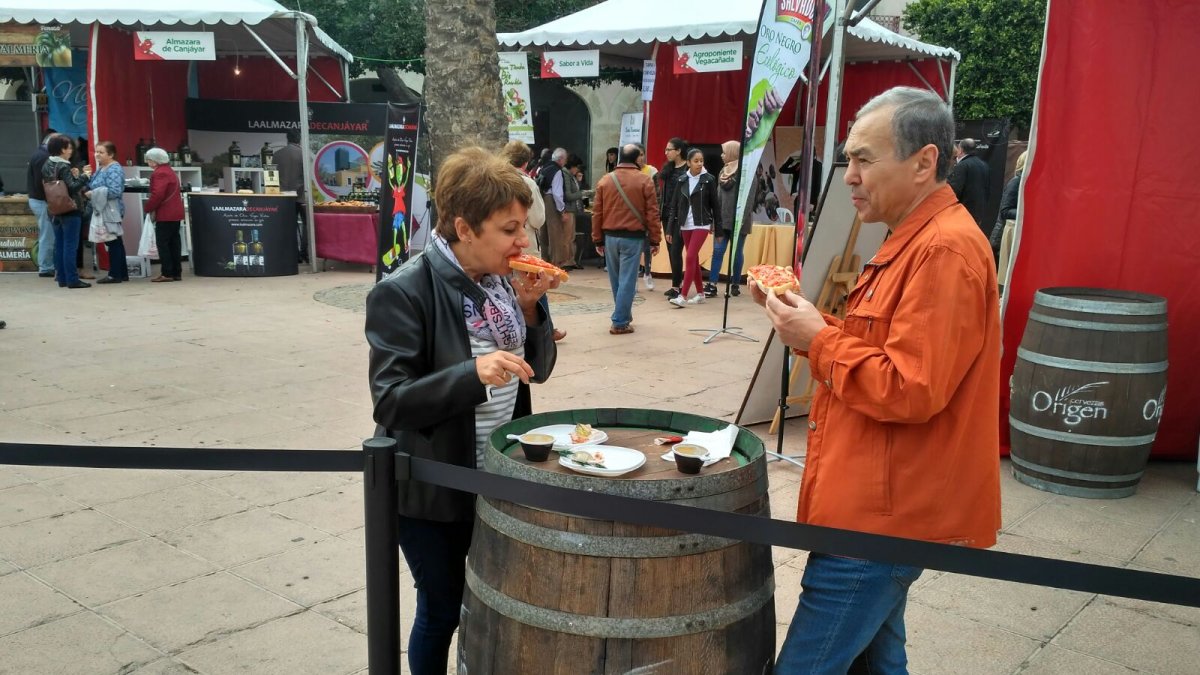Desayuno solidario y saludable con tomate de Almería en la Plaza Vieja.