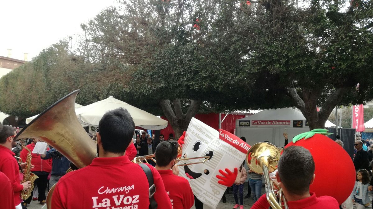 La Charanga de LA VOZ junto a las mascotas del periódico y del Día del Tomate.