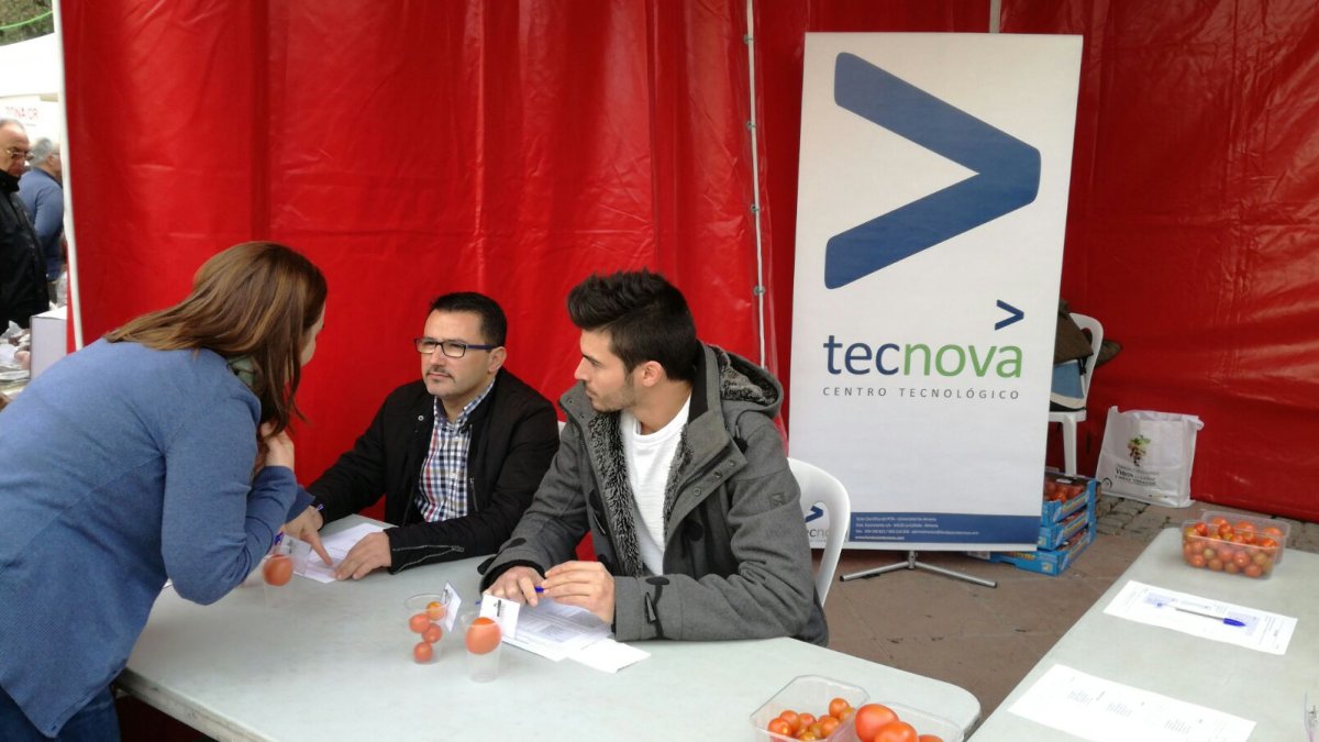 Cata de tomates en el expositor de la Fundación Tecnova.