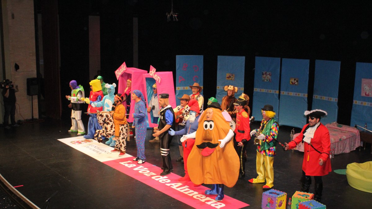 La Agrupación de Alhabia Toi sarao, con originales tipos y con divertidas letras conectaron con el público que asistió a esta 1ª semifinal del Conc