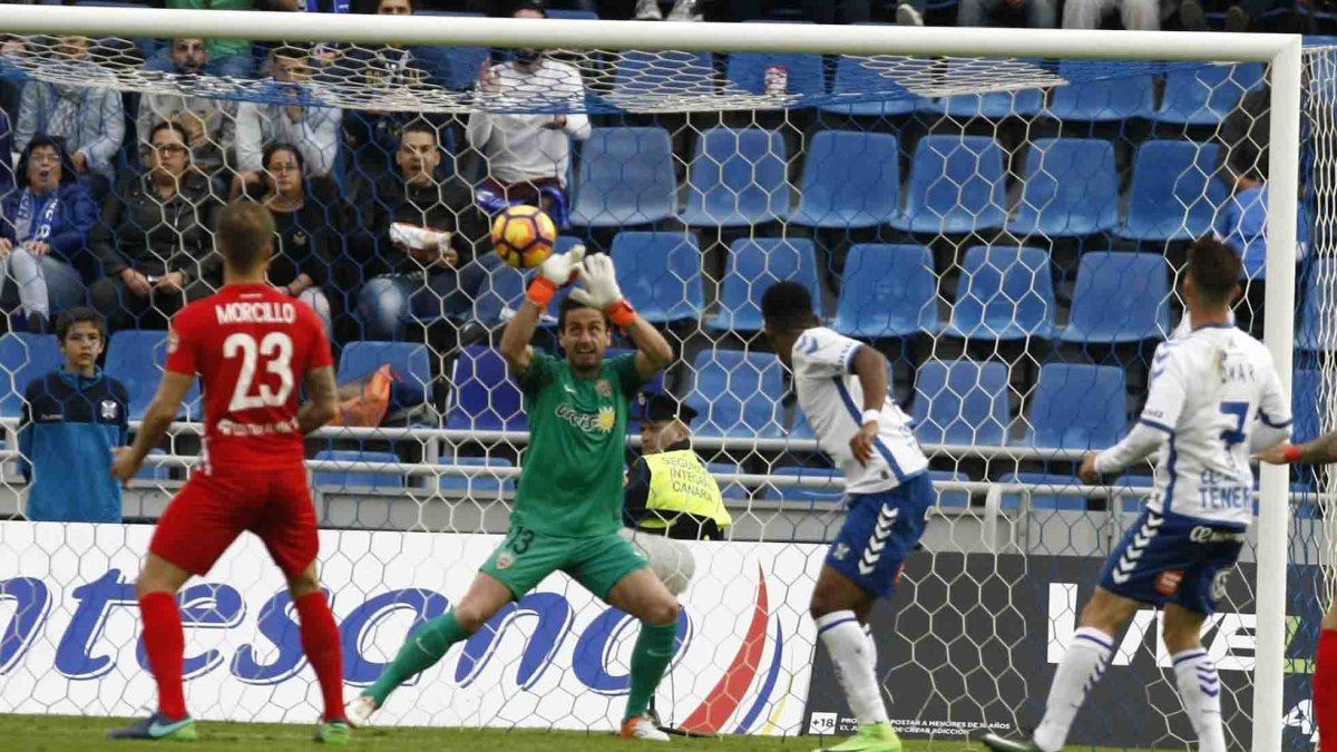 La pelota parece un OVNI para los rojiblancos.