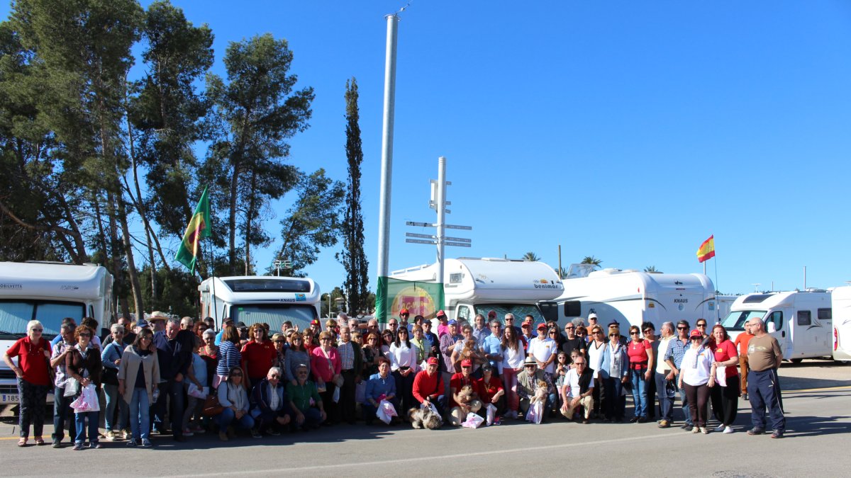 Amantes de las autocaravanas en un encuentro en este área huercalense.