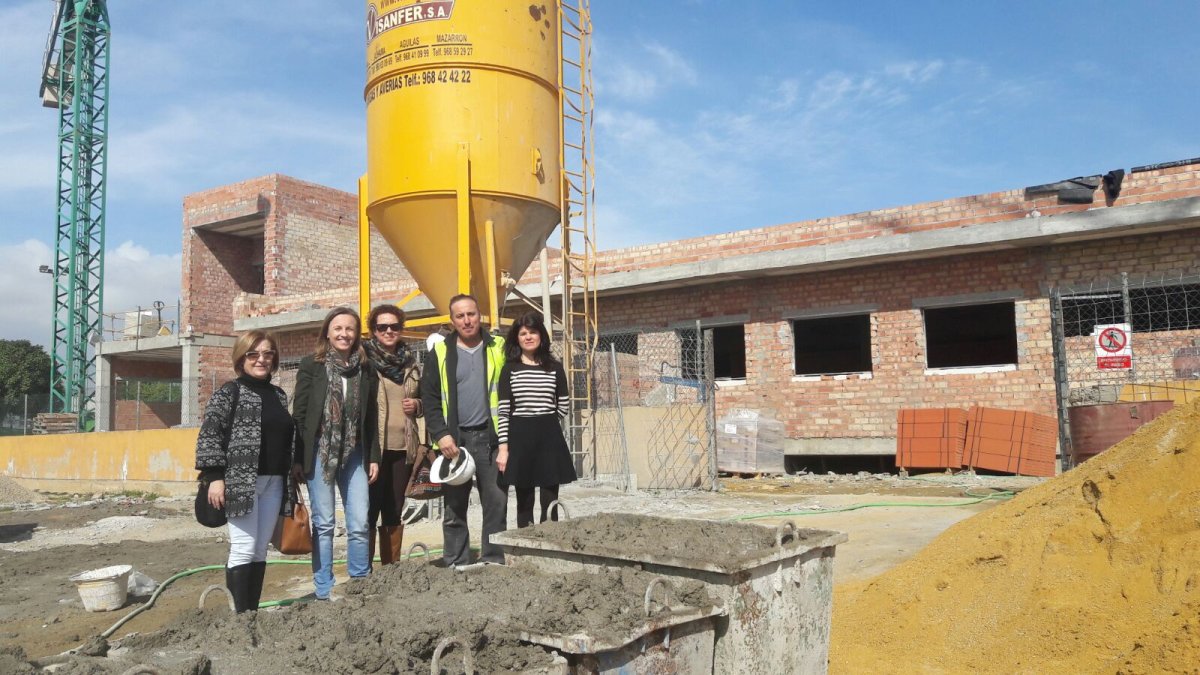 Visita al IES Mediterráneo de la consejal de Garrucha, delegada, alcaldesa, jefe de obras y la directora del centro.