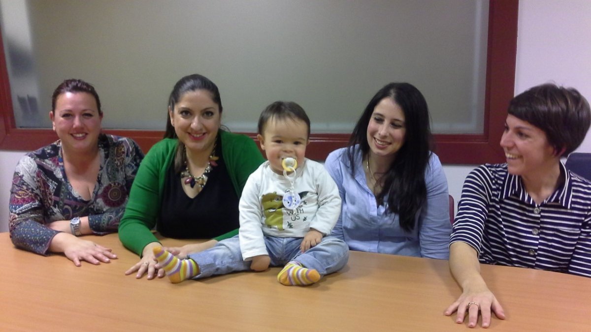 Carmen Mª Morales, Mª José Torres, Belén Crespo, Elena Rubí y el pequeño Uriel.