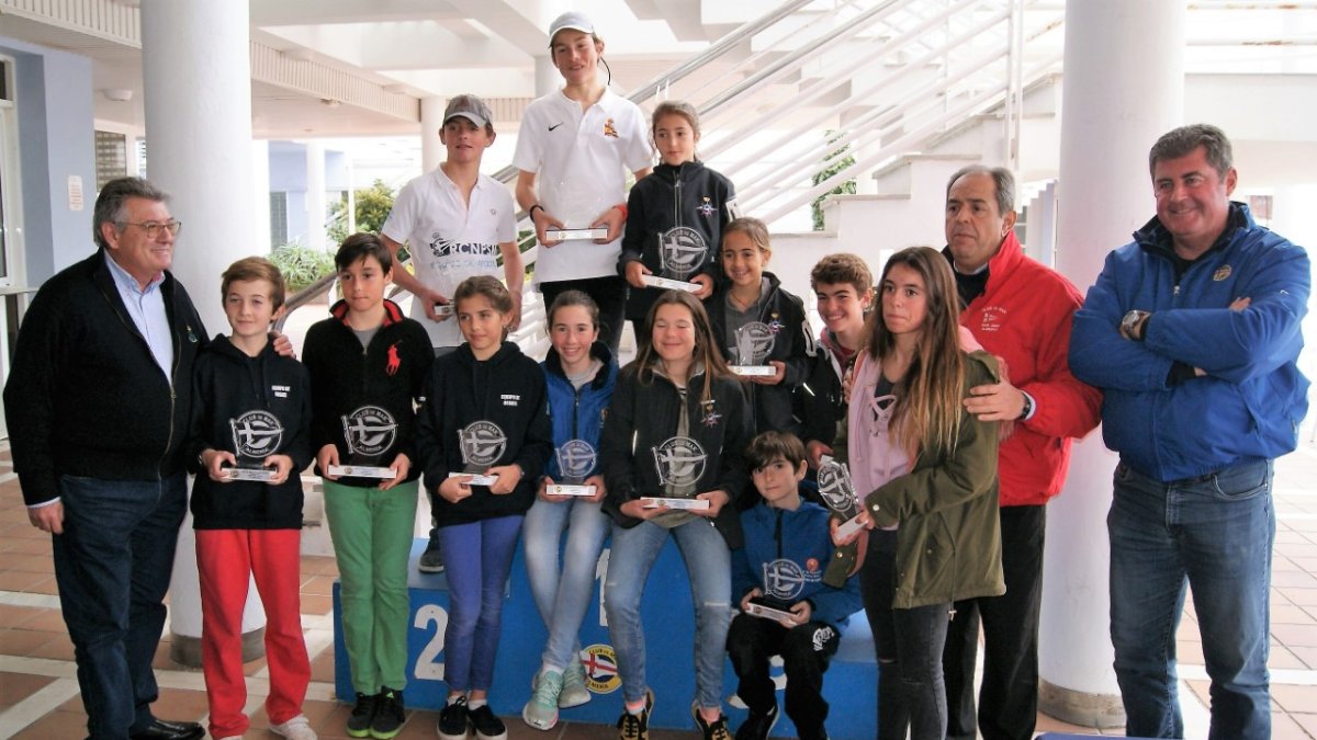 El presidente, Abelardo Campra, con los campeones.