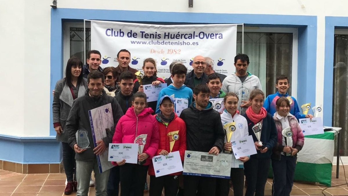 Los campeones con el alcalde de Huércal-Overa.