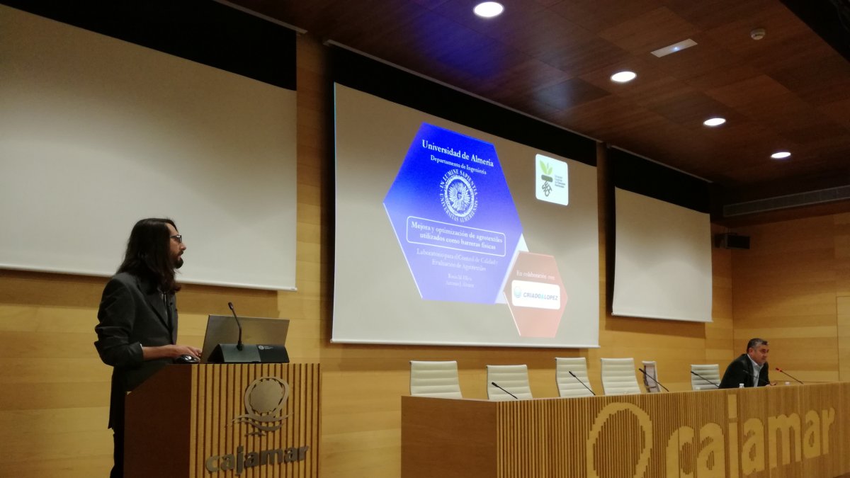 Antonio J. Álvarez Martínez, investigador de la UAL, durante su ponencia sobre mejora y optimización de las mantas térmicas.