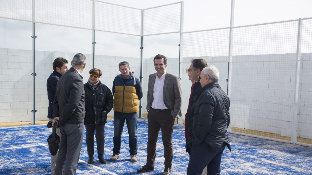 El alcalde cortó la cinta.