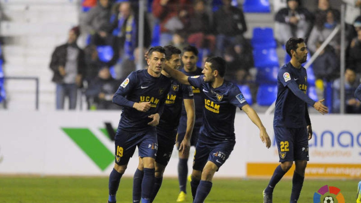 Natalio celebrando un gol con el UCAM.