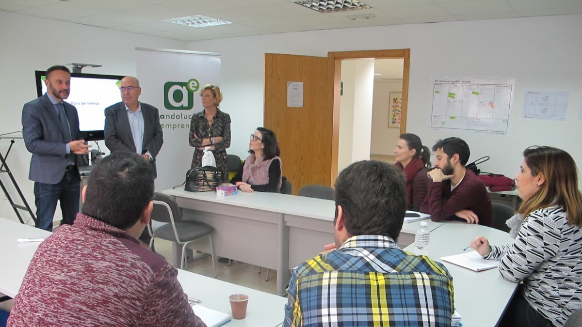 El delegado de Economía, Innovación, Ciencia y Empleo y el director provincial de Andalucía Emprende inauguran el primer taller sobre técnicas de ven