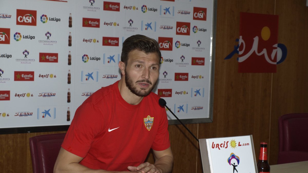 Marco Motta en rueda de prensa.
