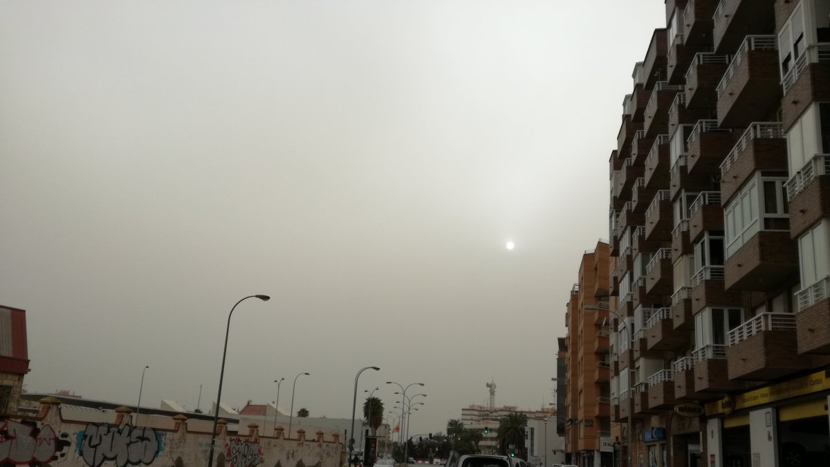 El polvo sahariano cubrió ayer el cielo de la capital