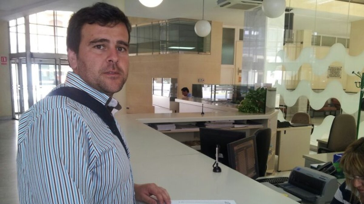 Desiderio Enciso, portavoz de UPyD, presentando un escrito en el registro del ayuntamiento de El Ejido,