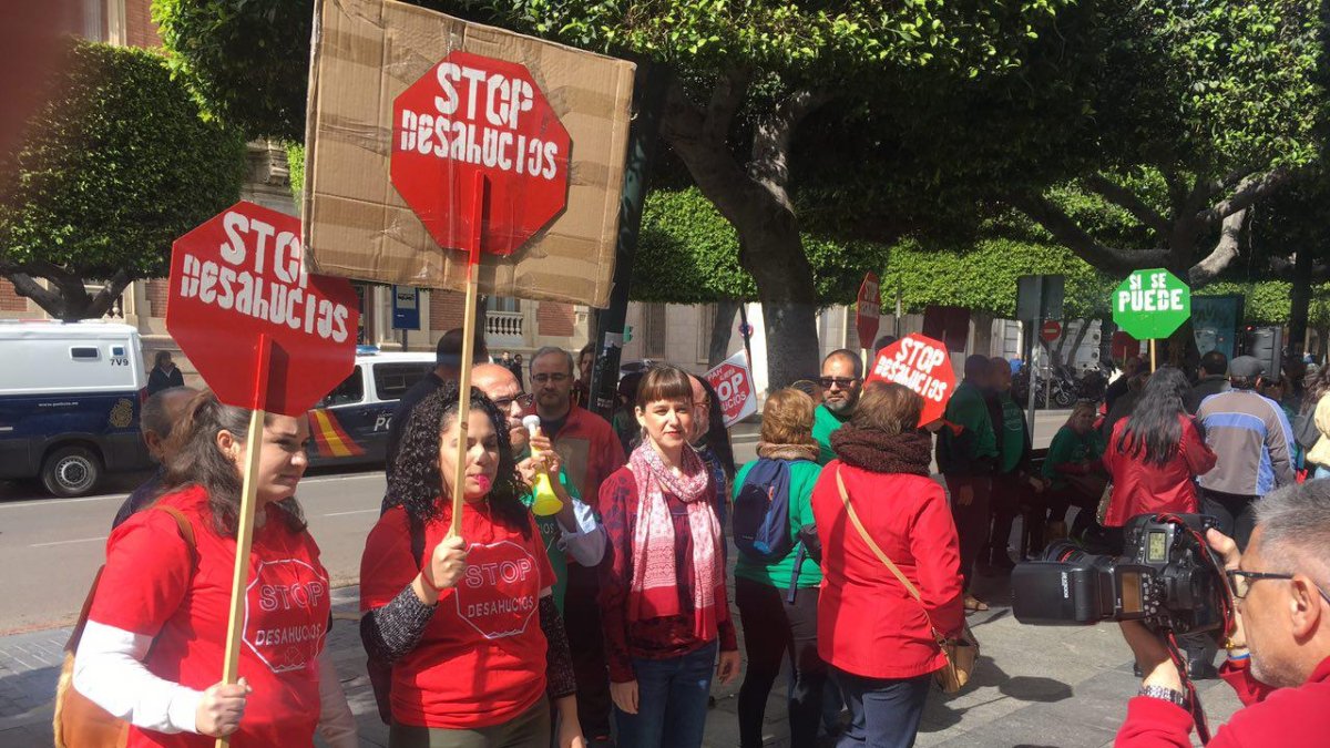 Concentración contra las cláusulas suelo en el Paseo de Almería ayer, con la presencia de la parlamentaria andaluza de Podemos Lucía Ayala