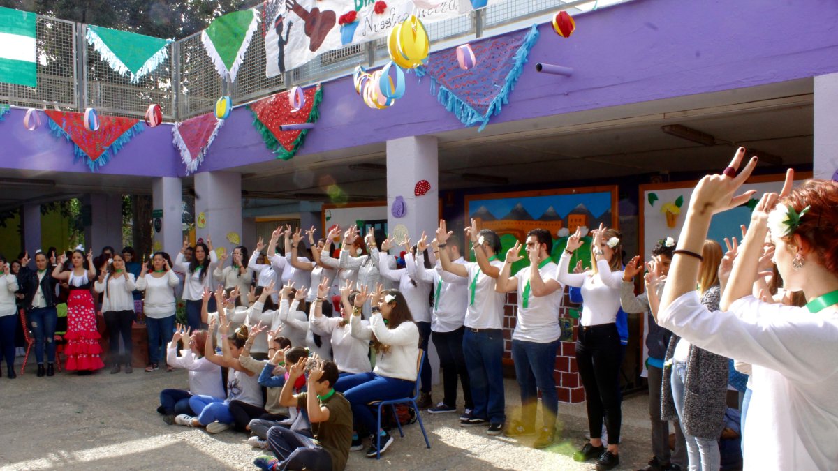 El Himno de Andalucía interpretado (signado) por 40 alumnos del Ciclo Formativo de Mediación Comunicativa del IES Alhadra.