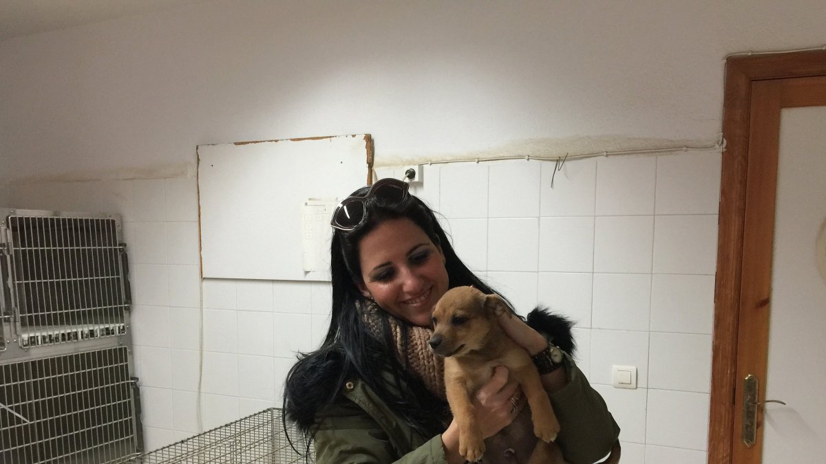La edil con uno de los perros acogidos.