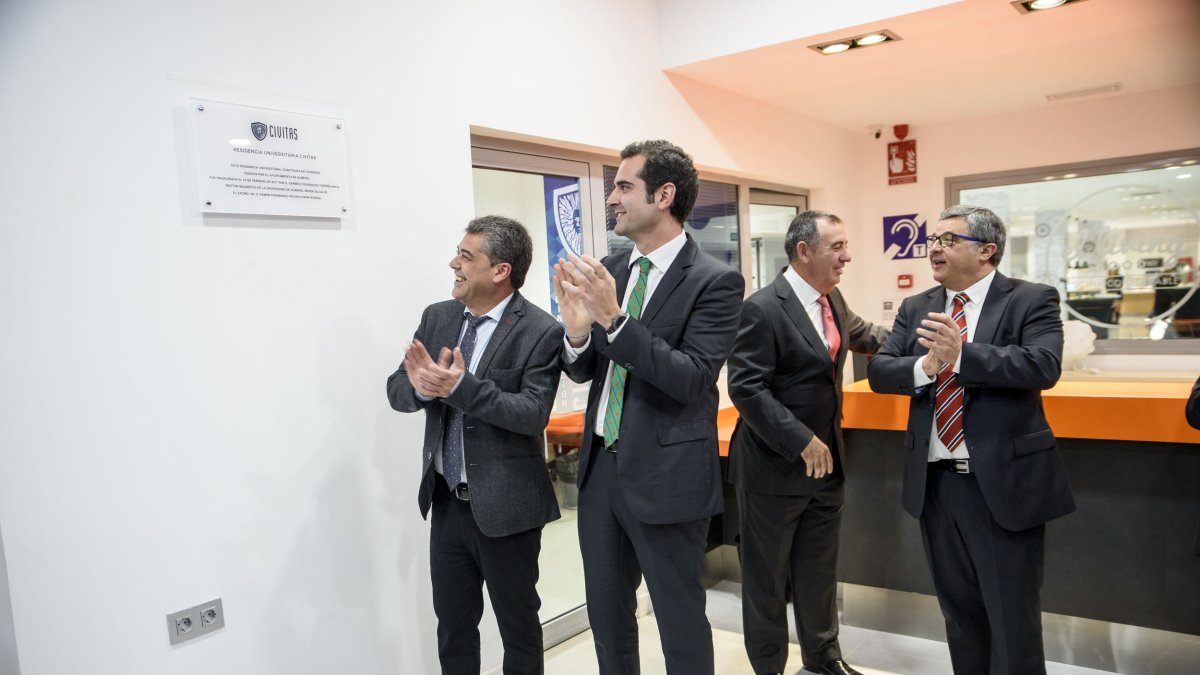 El rector de la UAL, Carmelo?Rodríguez, y el alcalde de Almería, Ramón Fernández-Pacheco descubrieron la placa conmemorativa de esta inauguración.