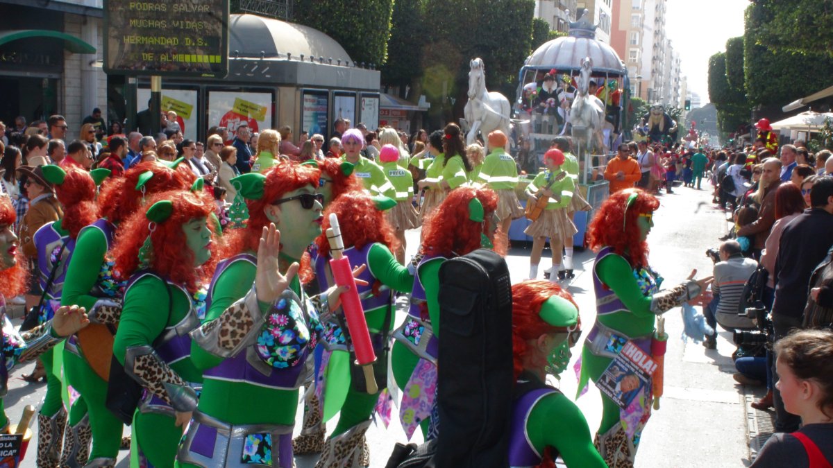 El Paseo de Almería se convirtió en el centro de la fiesta del Carnaval con un desfile que congregó a muchas Agrupaciones Carnavalescas y grupos part