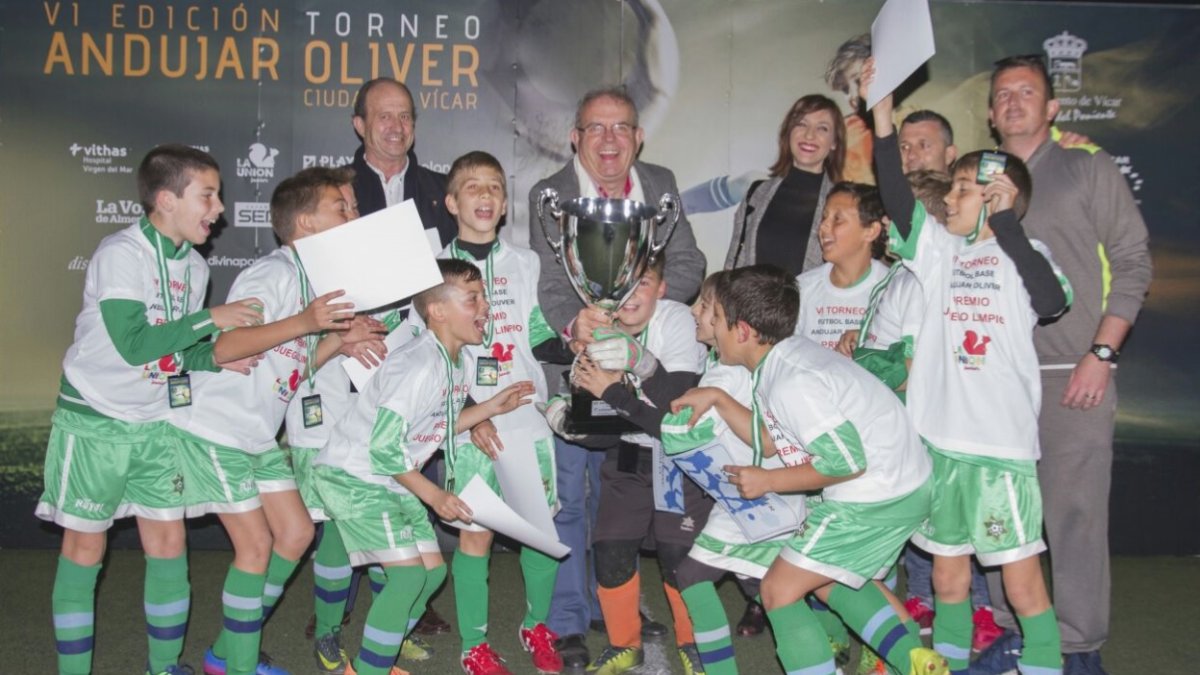 El Oriente celebrando el título.