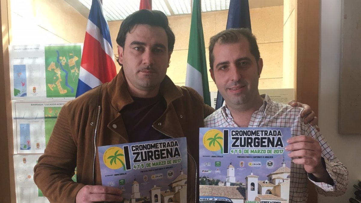 El alcalde y el concejal de Turismo con el cartel del Rally.