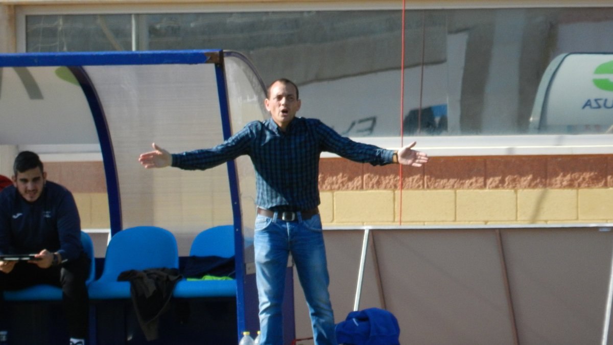 Alberto González en un partido con el CD El Ejido.