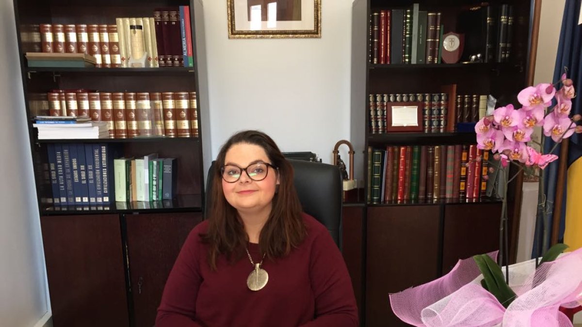 La alcaldesa, María Isabel López, en su despacho oficial.