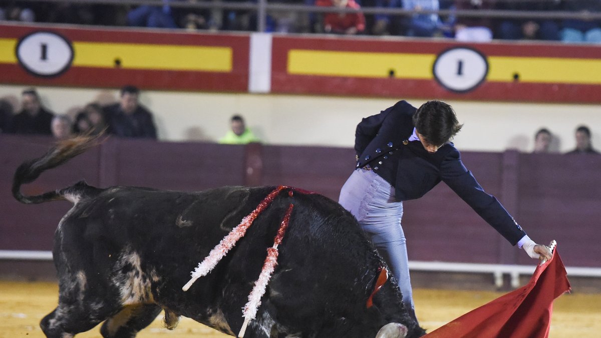 Roca Rey mostró en Vera su cara más arrolladora, cortando un rabo a su oponente.