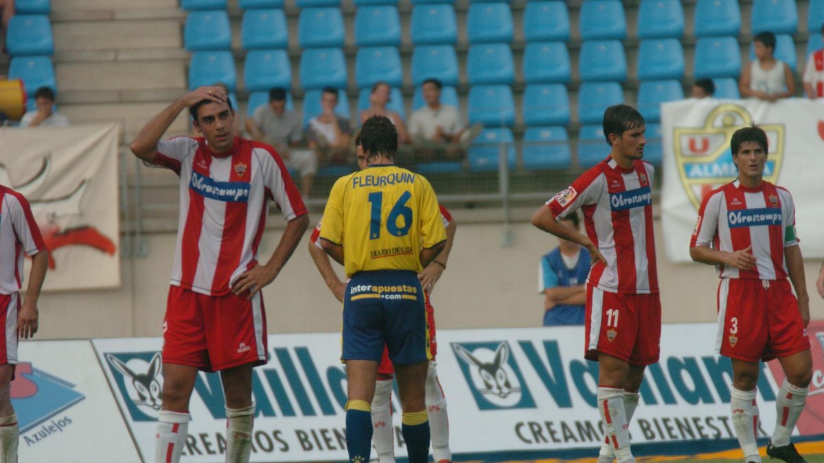 Lozano conoce bien el Almería y defendió con orgullo la rojiblanca.