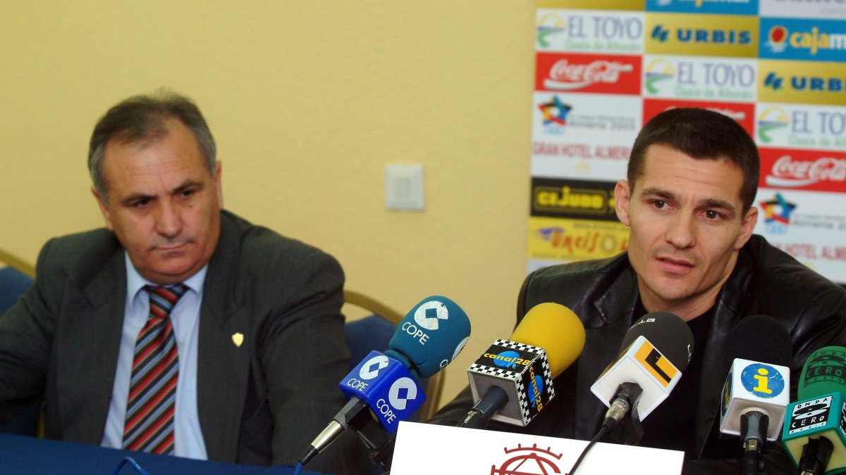 Esta imagen se puede volver a repetir: Alfonso presentando a Galca.