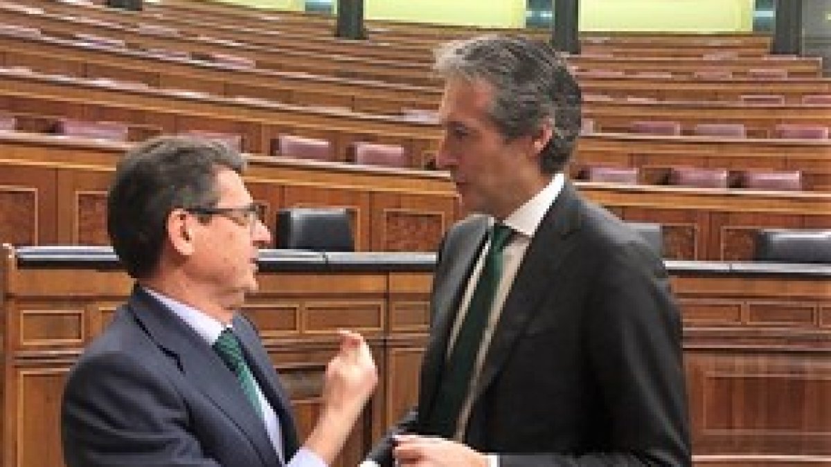 Mataría y De la Serna en el Congreso de los Diputados.