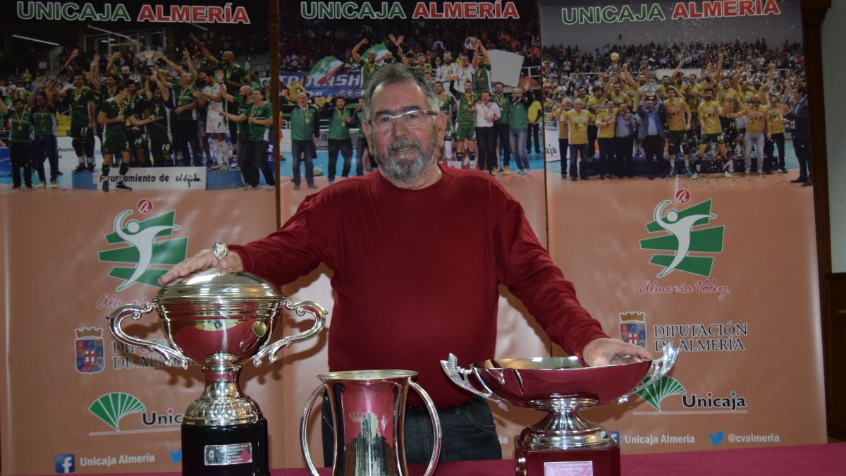 Ramón Sedeño con los tres títulos de la pasada temporada.