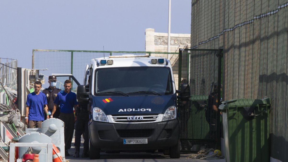Jóvenes llegan al Puerto de Almería tras el rescate de una patera