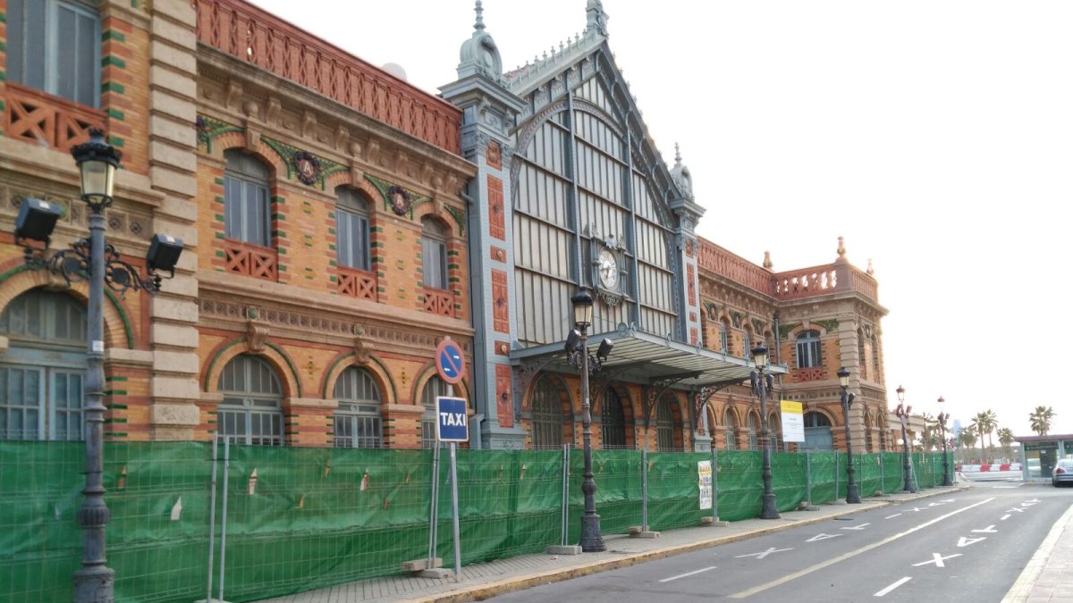 La estación ya tiene vallado y espera el arranque de las obras