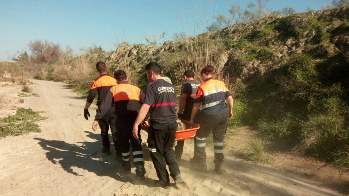 Traslado de la mujer accidentada, en una foto cortesía de Bomberos del Levante.