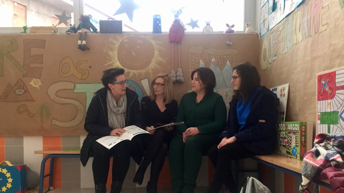 Reunión entre la concejal, directora del colegio y miembros del profesorado.