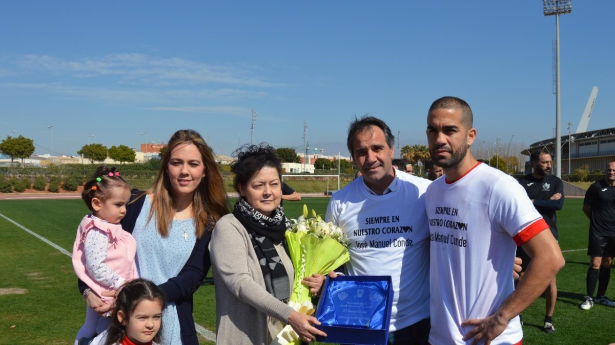 Juanjo Segura con la familia de Conde.