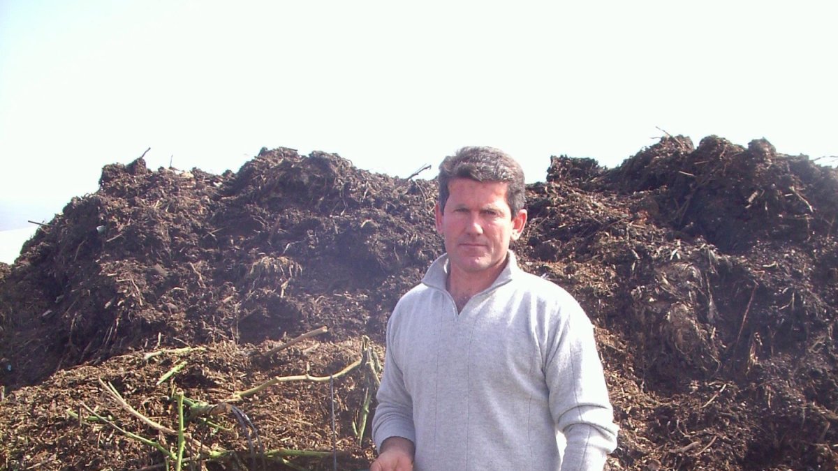 Agricultor recicla los restos vegetales para hacer abono natural.