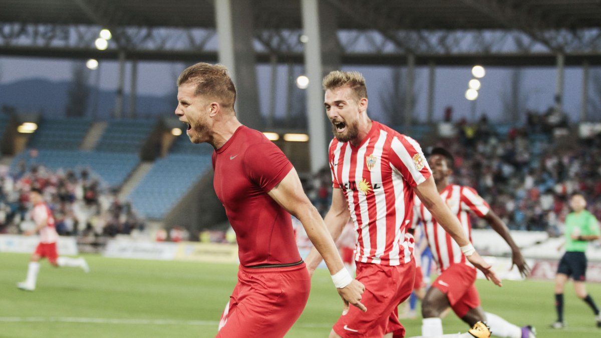 Saveljic celebra con Morcillo el gol al Mirandés el pasado curso.