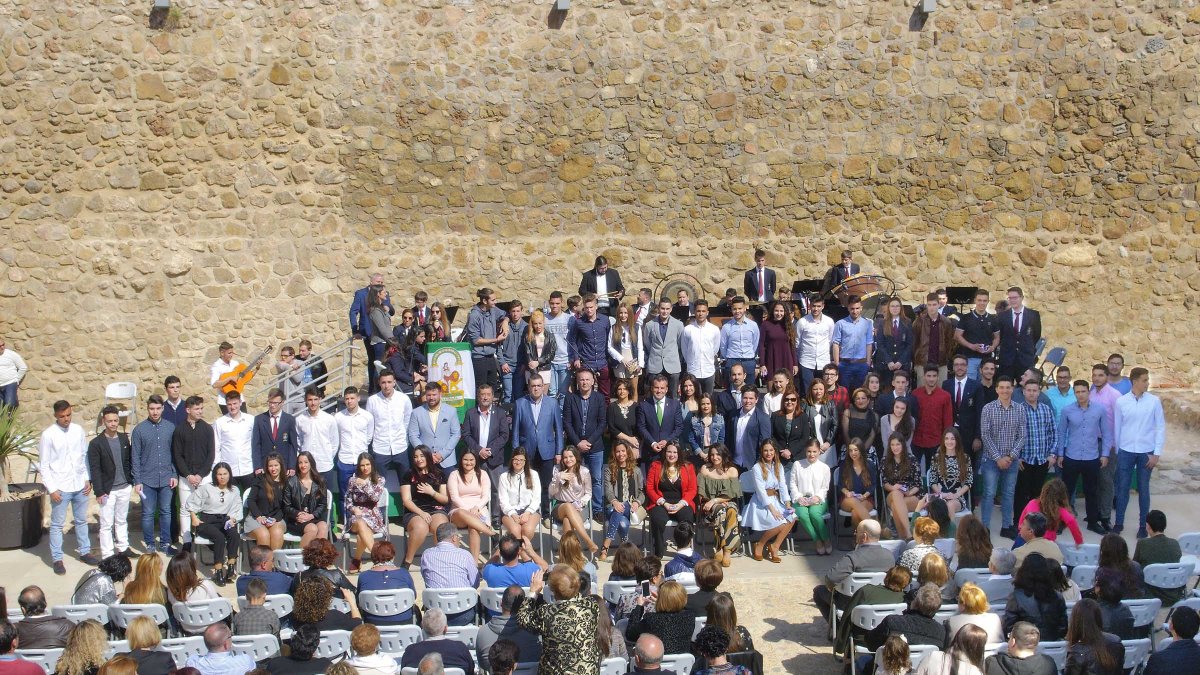Los jóvenes subieron al estrado con las autoridades, durante el acto celebrado en el Castillo de San Andrés.