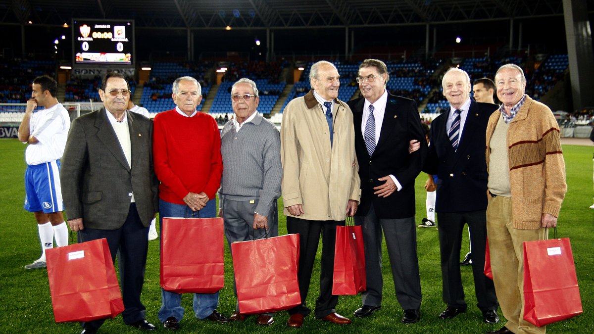 Pepe Jiménez, primero por la izquierda, en el homenaje a su generación.