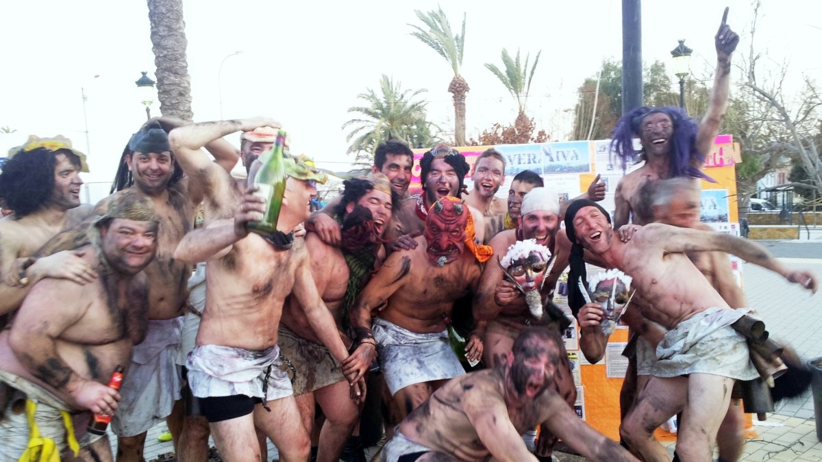 Máscaras de Camisa o Peloteros en la Plaza de Overa dando rienda suelta a una tradición arraigada en la barriada.