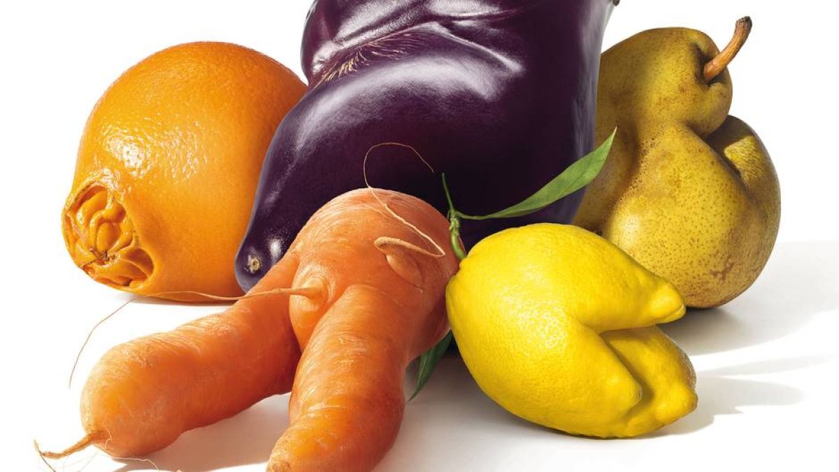 Las frutas y hortalizas imperfectas empiezan a abrirse un hueco en los lineales de los supermercados.