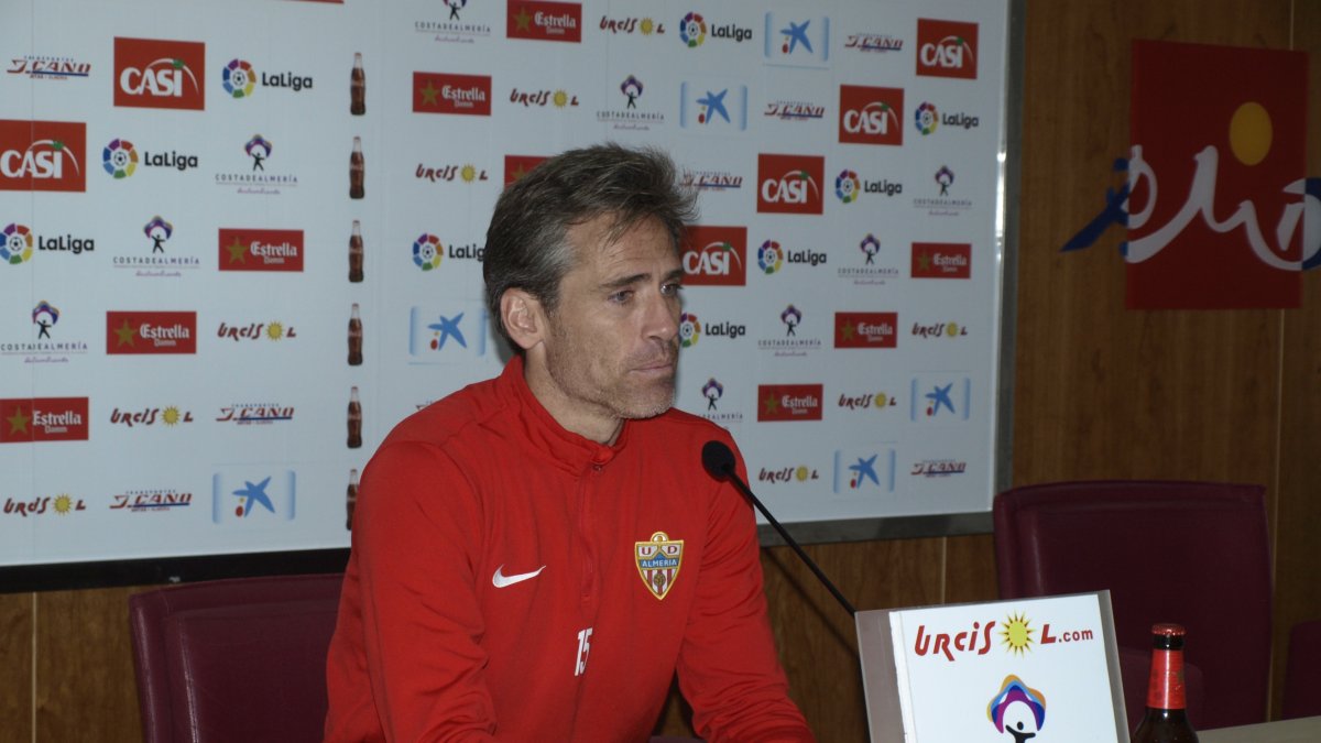 Corona en rueda de prensa.