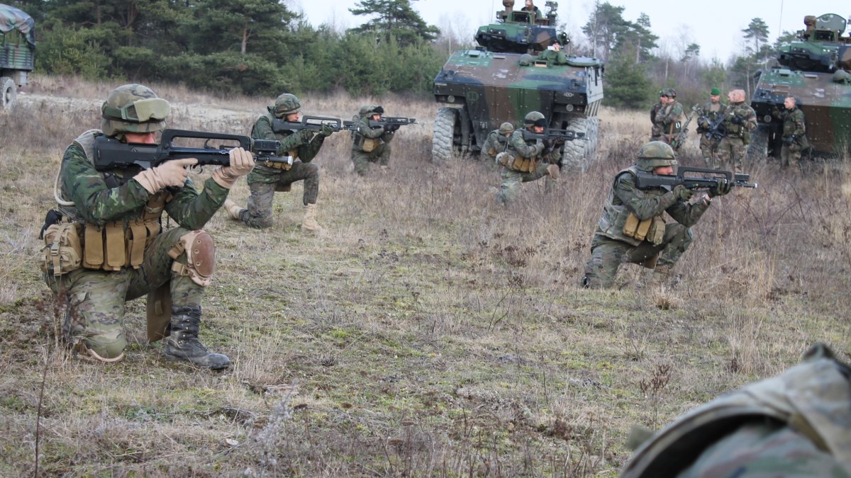 Ejercicio de la Legión Española y la Legión Extranjera francesa en Mailly-le-Camp (foto Ejército de Tierra)