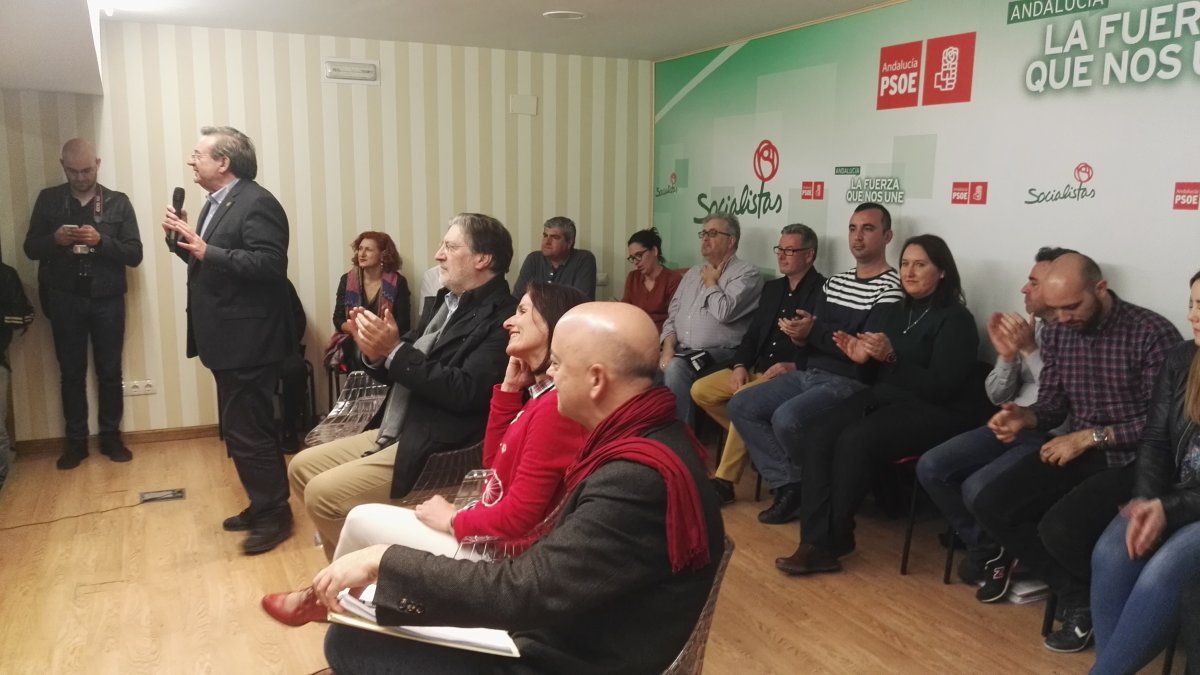 En primer término, Odón Elorza y otros oradores en la sede del PSOE de Almería.