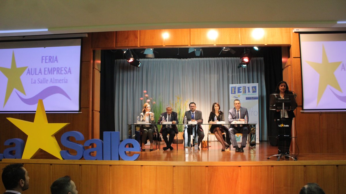 La concejala de Cultura, Ana Martínez Labella; el subdelegado de Gobierno, Andrés García; el hermano de La Salle Juan Luis Vidal; la diputada Carmen