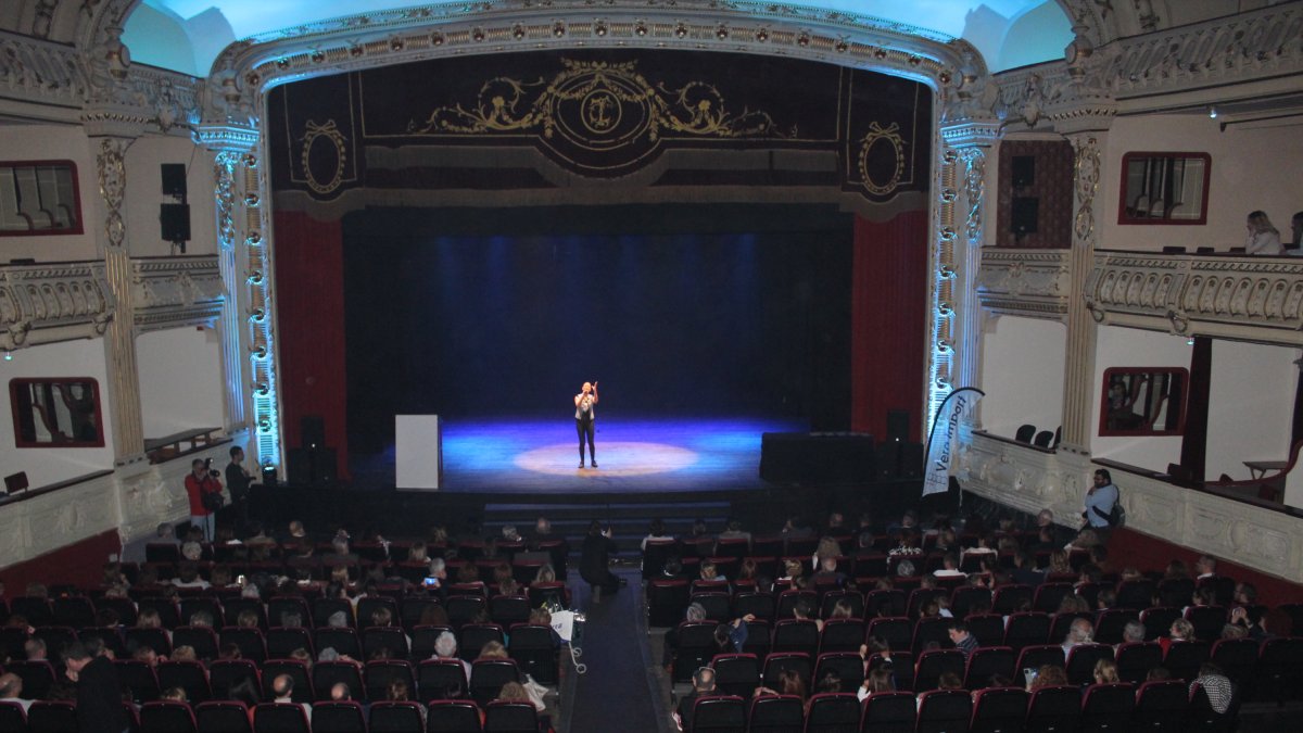 Mar Hernández llenó con su voz de la mejor música el Teatro Cervantes en la I Gala de COTECA.