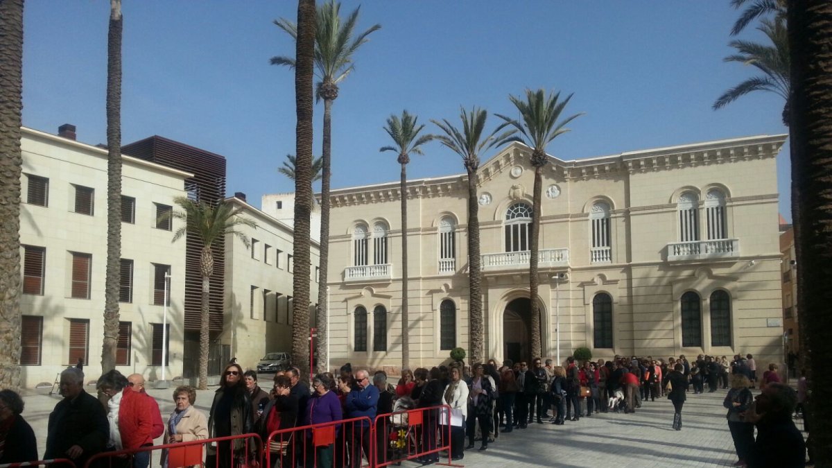 Colas para ver al Cristo de Medinaceli en la Catedral.